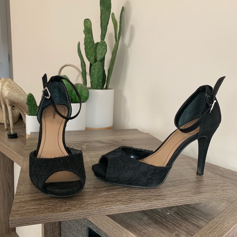 Elegant black laced heels